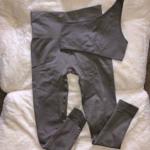 Set Active one shoulder bra and leggings in Stone